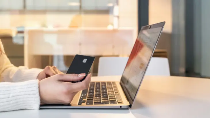 كيف تستغل طريقة عمل المتاجر الأونلاين لتوفير المال — ما لا يريدونك أن تعرفه