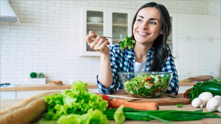 9 حقائق علمية مذهلة عن عادات الأكل لدينا