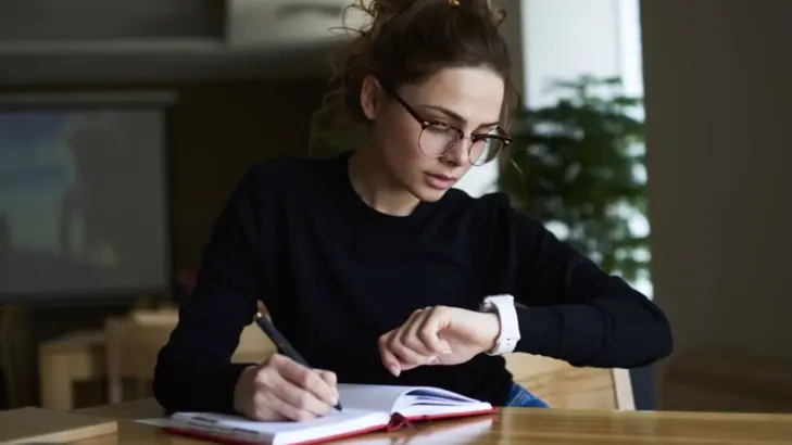 إدارة الوقت بأدوات مجانية: قائمة تحقُّق للبدء بثقة