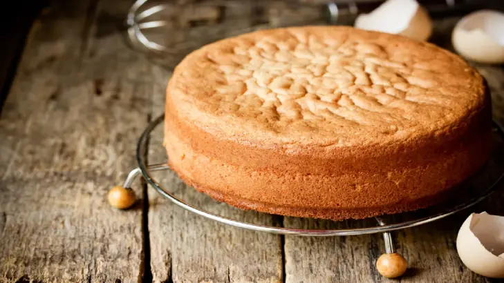 طريقة صنع الكيك الإسفنجي: وصفة لذيذة وسهلة لتحضير كيك خفيف وهش