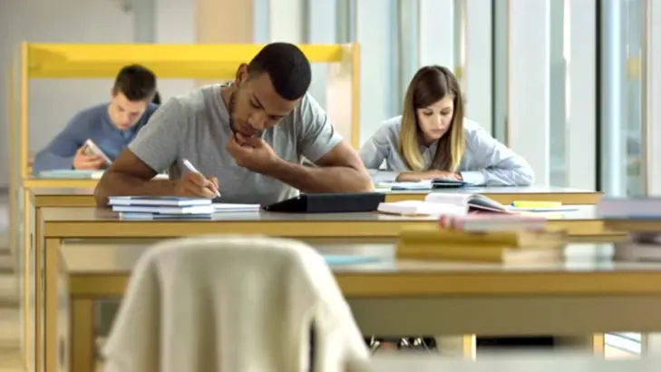 تقليل المشتتات لدى الطلاب: خارطة طريق 30/60/90 يوماً