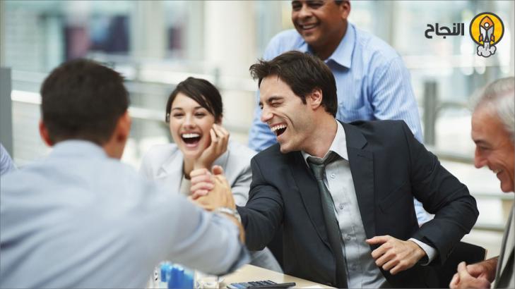 كيف يطور حس الدعابة حياتك المهنية؟