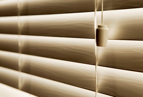 سواتر النّوافذ، (كلّ بضعة أشهر)