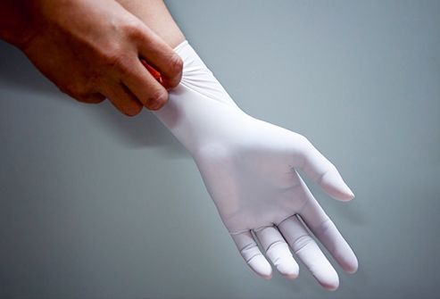 يدخل إصبعاً في المستقيم