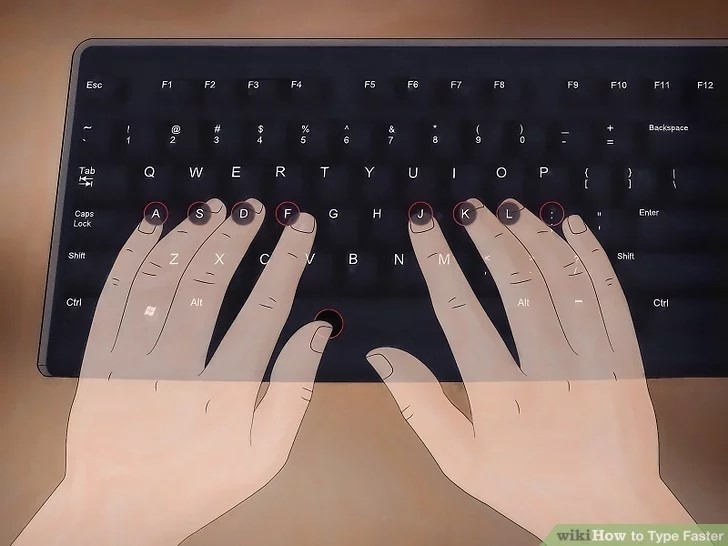 تعلَّم كيف تضع كفَّيْك بشكلٍ صحيحٍ فوق لوحة المفاتيح