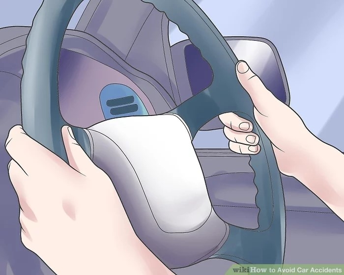 وضع كِلا الكفَّيْن على المِقْوَد في أثناء القيادة