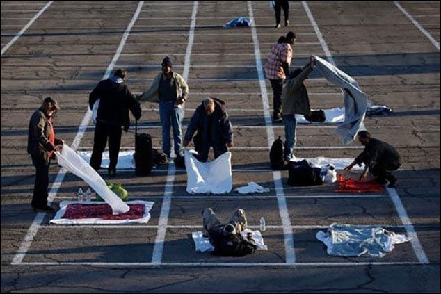 المشردون في لاس فيغاس وهم ينامون في الشوارع مع مراعاة قواعد التباعد الاجتماعي