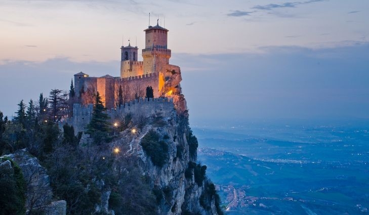 سان مارينو (61 كيلومتراً مربعاً)