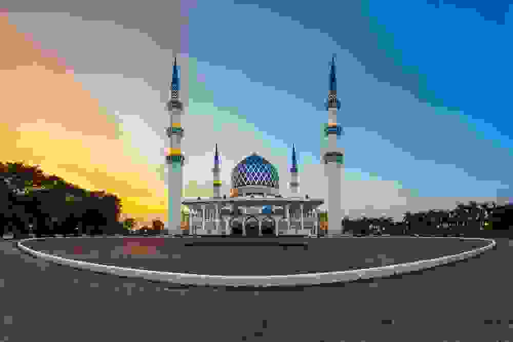 المسجد الأزرق أو مسجد السلطان صلاح الدين عبد العزيز في مدينة 