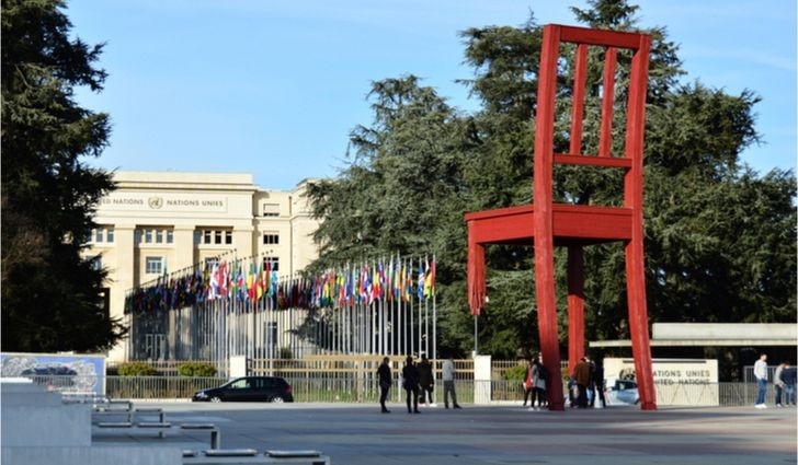 منحوتة الكرسي المكسور موجودة في سويسرا