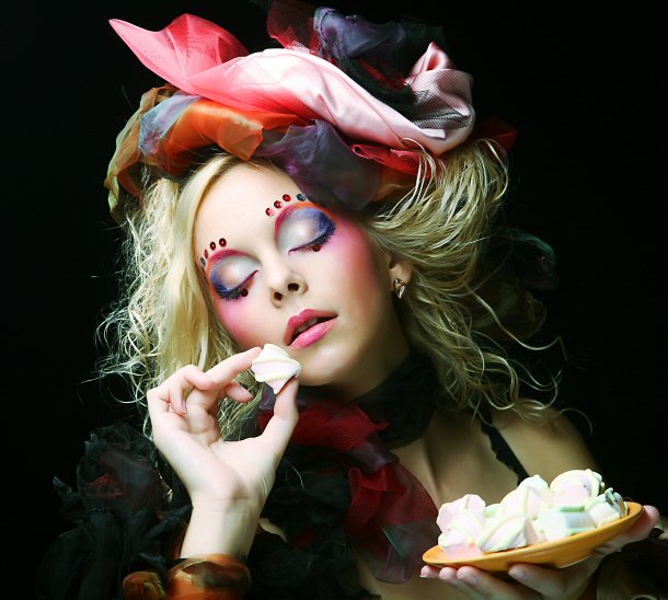 امرأة تضع مكياج بصورة مُبالغ فيها