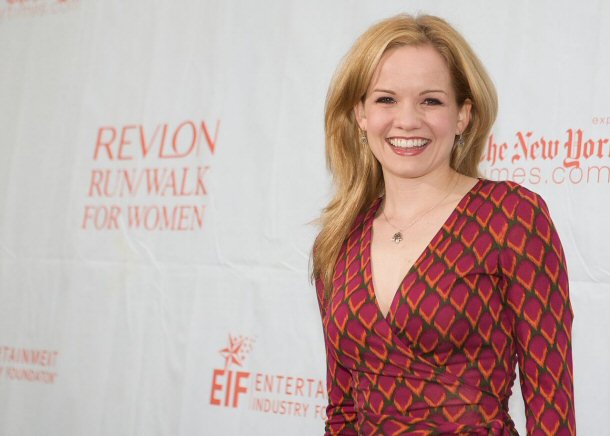 امرأة مبتسمة